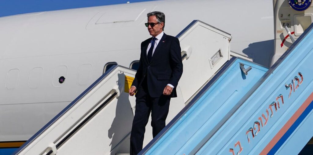 El secretario de Estado de EEUU, Anthony Blinken, en su undécima visita a Israel desde el inicio del conflicto para abordar el alto el fuego, a su llegada al aeropuerto Ben Gurion en Tel Aviv.