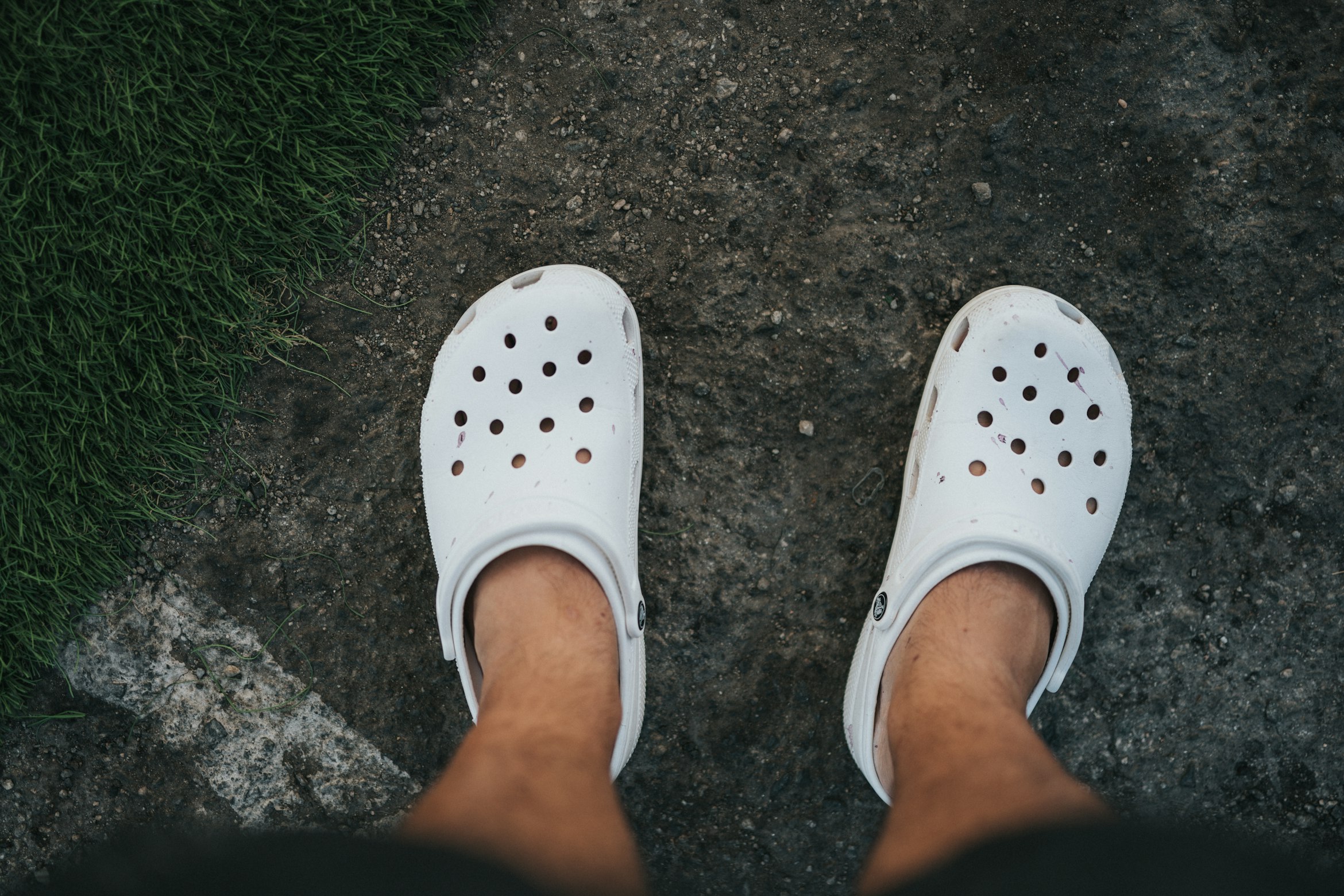 23-year-old croc-wearing boyfriend draws girlfriend’s wrath when he insists on wearing crocs to every occasion, readers are divided on the issue: ‘He feels like I am controlling him by asking him not to wear Crocs’