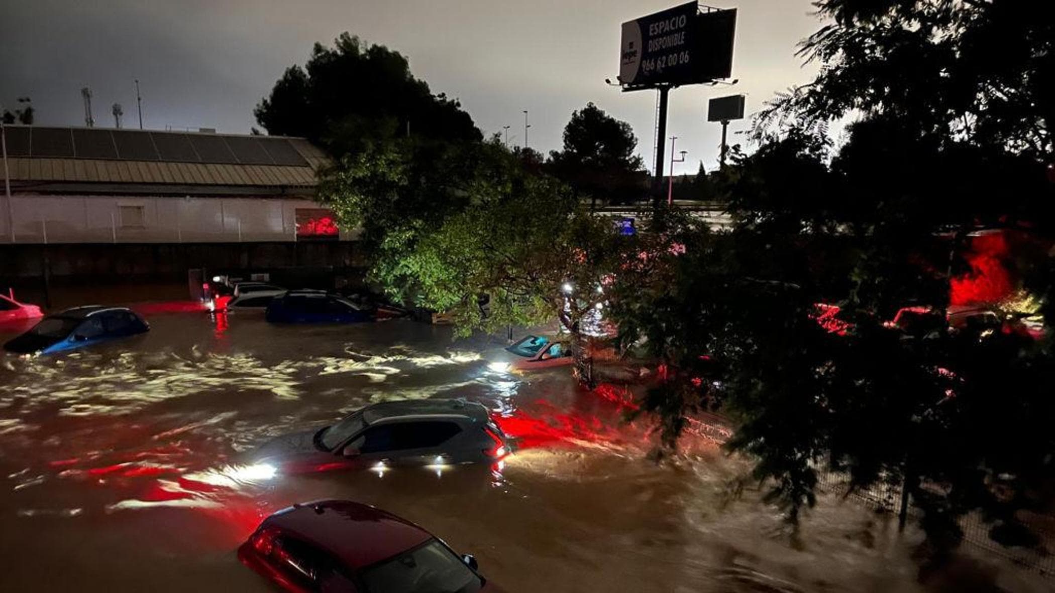 Alluvione in Spagna, nella provincia di Valencia almeno 70 morti. Sánchez: “L’emergenza non è finita”. Allerta massima a Barcellona