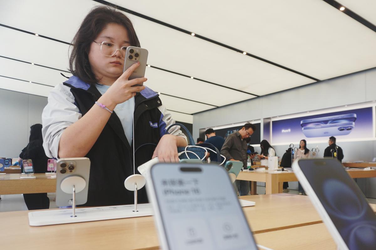 Apple’s iPhone sales in China slip in third quarter, as Huawei’s smartphone sales soar