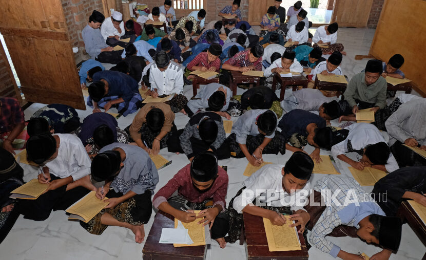 Santri mengaji dan mencari ilmu. Santri merupakan penggerak resolusi jihad.