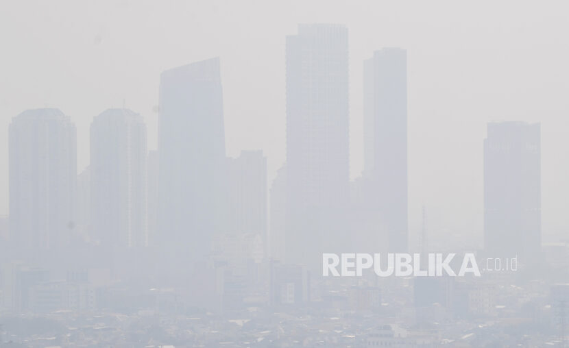 Deretan gedung bertingkat yang tertutup polusi di Jakarta, Jumat (21/6/2024).