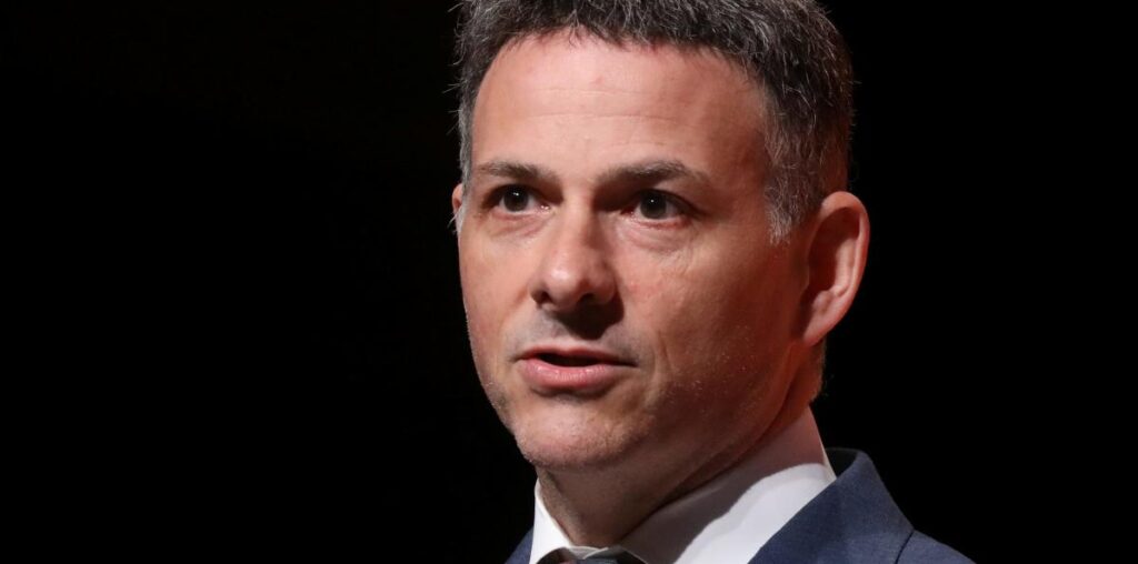 Billionaire investor David Einhorn says buying HP stock is a cheap way into the AI craze