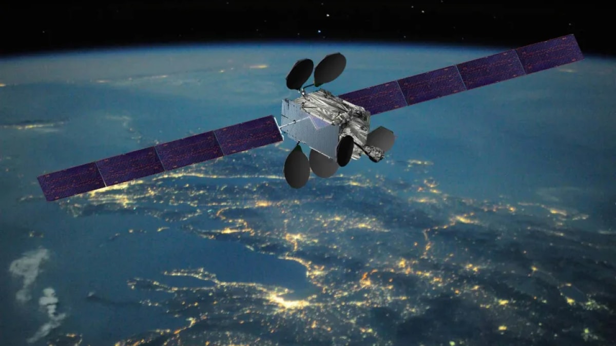 Boeing’s Intelsat 33e Satellite Unexpectedly Breaks Apart in Orbit