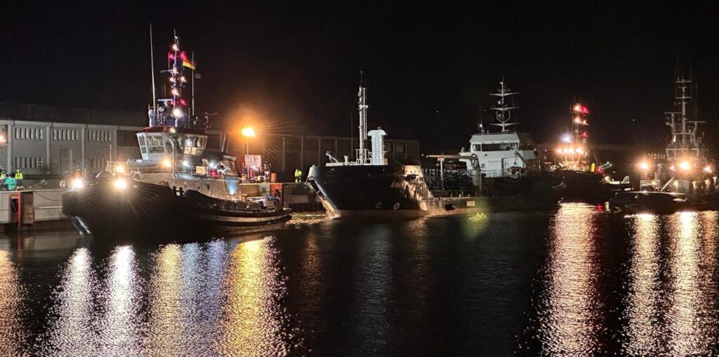 Brennender Öltanker "Annika" im Rostocker Hafen gelöscht