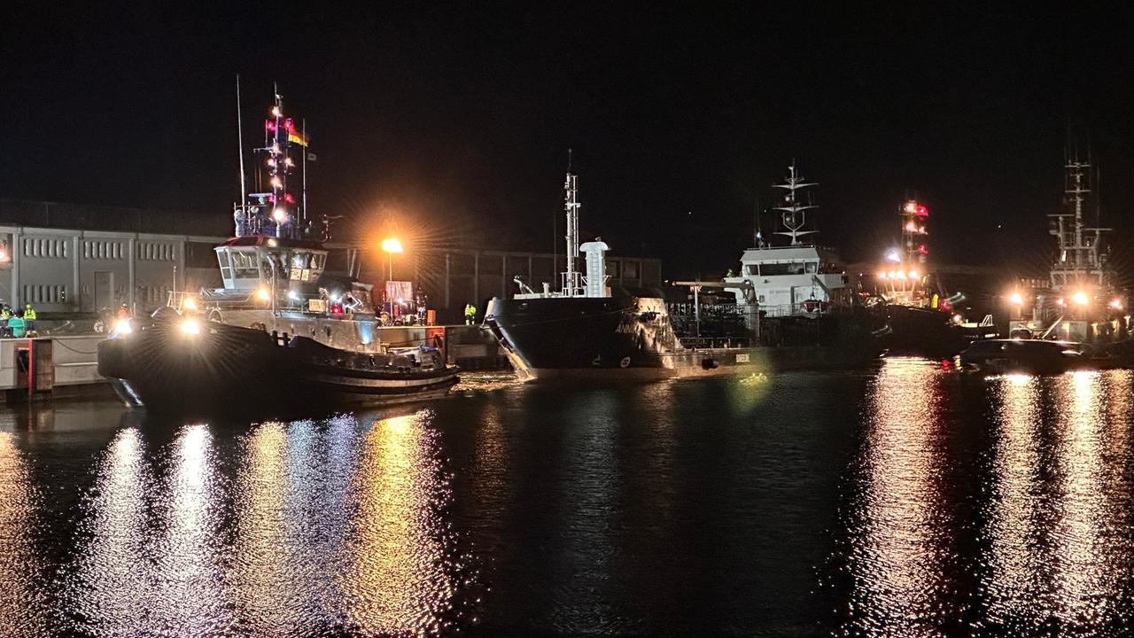 Brennender Öltanker “Annika” im Rostocker Hafen gelöscht