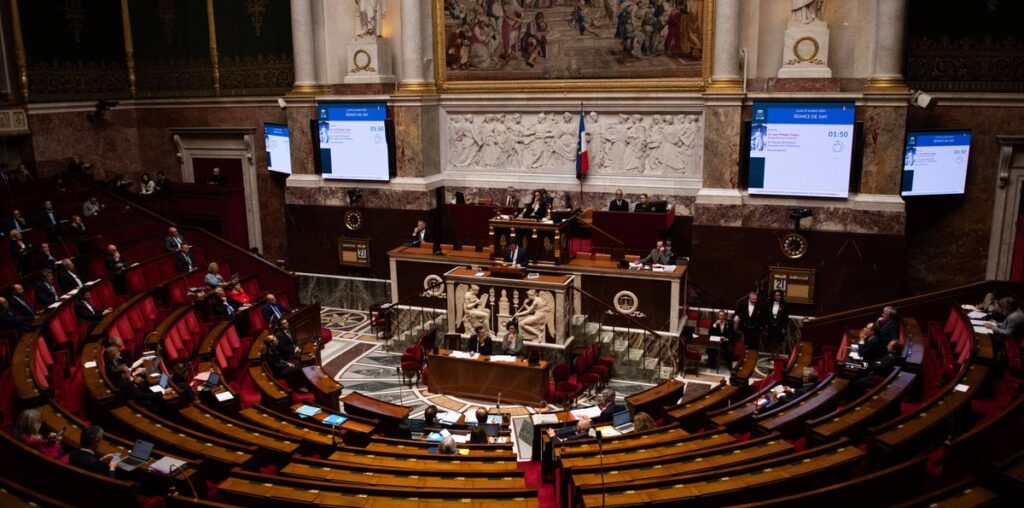 Budget 2025 : le gouvernement enchaîne les revers à l’Assemblée, la menace d’un 49.3 plane toujours