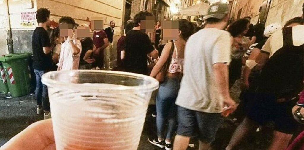 Caos alcol a Napoli, l’appello delle mamme dei minori: «Basta Spritz a un euro»