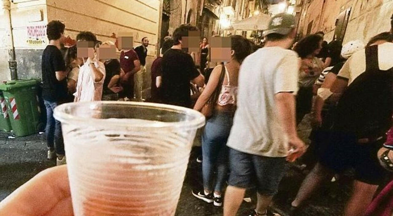 Caos alcol a Napoli, l’appello delle mamme dei minori: «Basta Spritz a un euro»