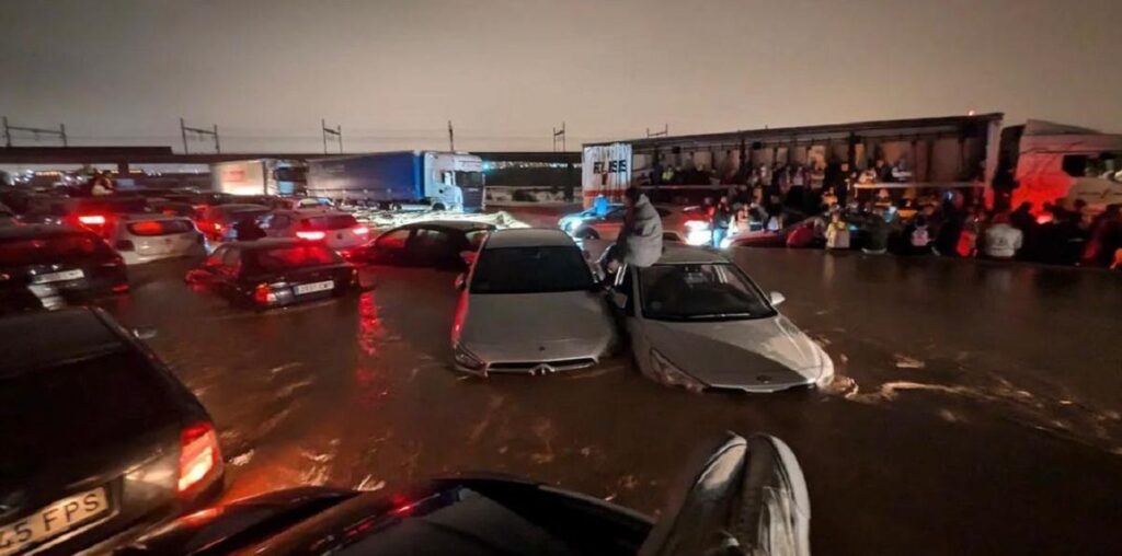 Vehículos atrapados anoche en la V30 con algunos de los conductores refugiados en un camión.