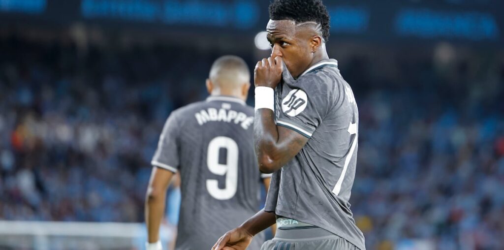 El delantero del Real Madrid Vinicius celebra tras marcar el segundo gol ante el Celta en Balaídos este sábado.