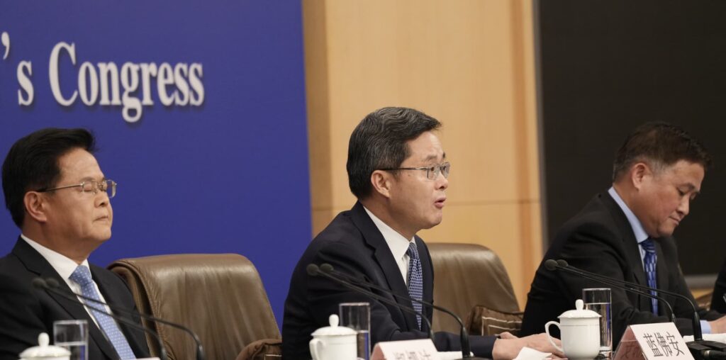 Chinese finance minister hints at increasing the deficit at highly anticipated briefing