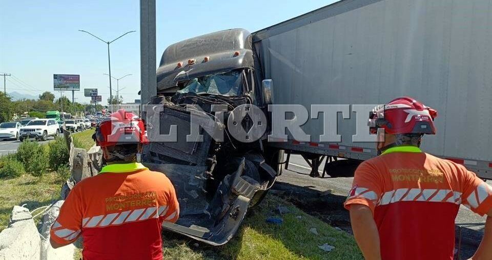 Choca tráiler y complica vialidad en la Nacional