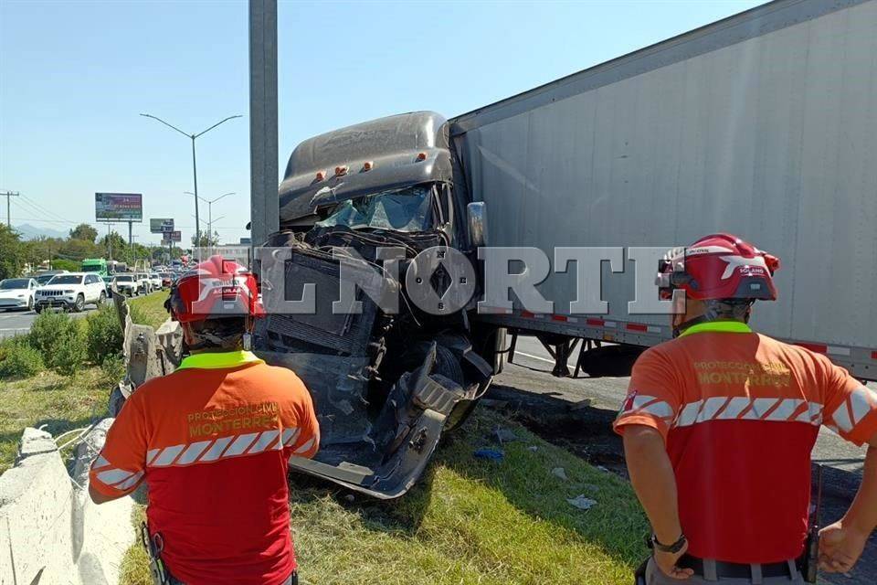 Choca tráiler y complica vialidad en la Nacional