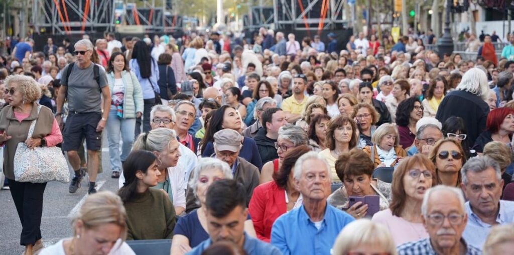 Decenas de personas ocupan los asientos del paseo de Gracia para seguir el concierto de Josep Carreras y Sara Baras de la clausura de la Regata Cultural de la Copa América de vela.