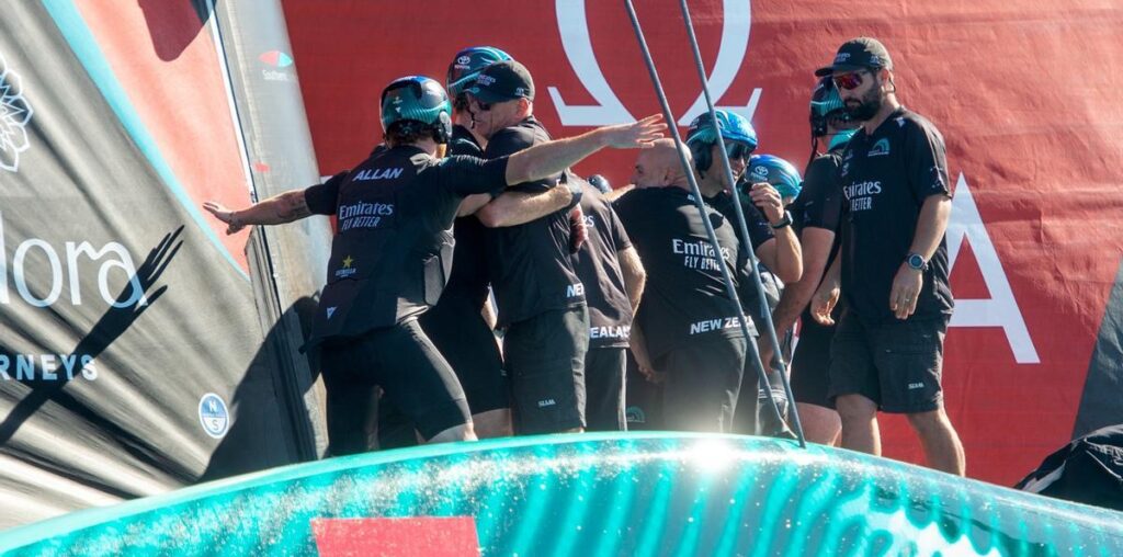 La tripulación del Emirates Team New Zealand se abraza en la cubierta del 'Taihoro' tras proclamarse campeón de la edición de Barcelona.