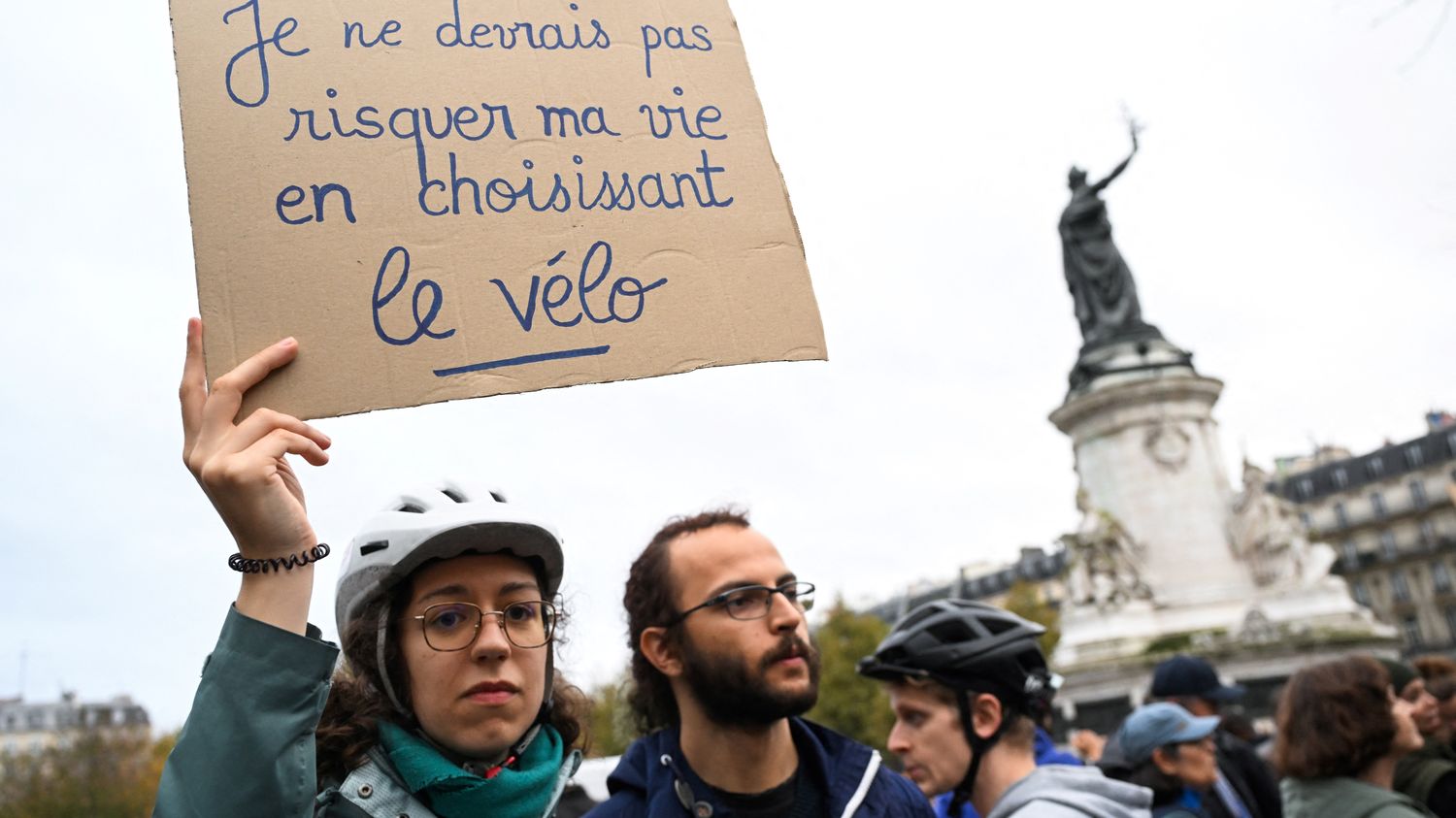 Cycliste mort écrasé à Paris : des centaines de personnes rassemblées dans la capitale et plusieurs villes contre la “violence motorisée”