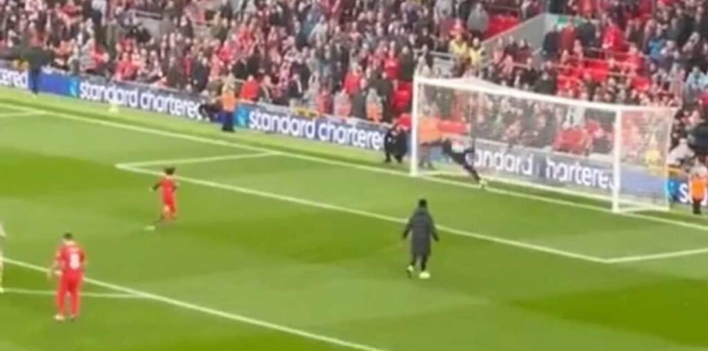 David James è spietato, torna ad Anfield e para due rigori a un ragazzino: i tifosi lo fischiano