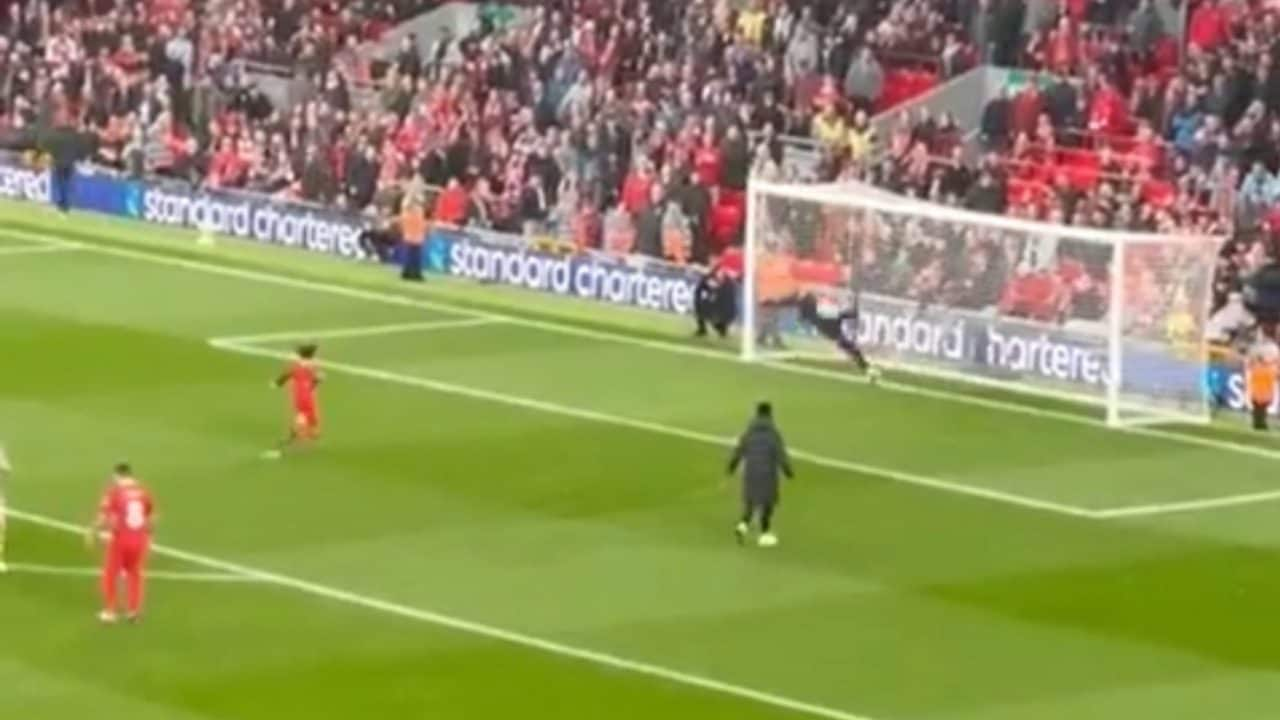 David James è spietato, torna ad Anfield e para due rigori a un ragazzino: i tifosi lo fischiano