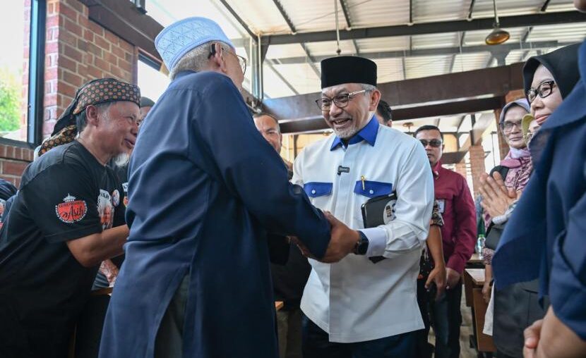 Pasangan Calon Gubernur dan Wakil Gubernur Jawa Barat nomor urut 3, Ahmad Syaikhu-Ilham Habibie (ASIH) berkomitmen untuk melanjutkan program-program unggulan dari Ahmad Heryawan (Aher) dan Ridwan Kamil.