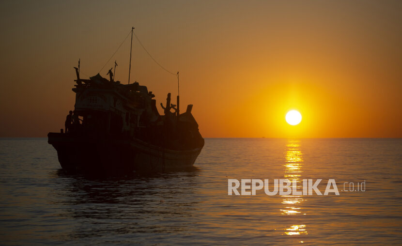 Ditolak Berlabuh, Imigran Rohingya di Perairan Aceh Selatan Bertahan di Kapal |Republika Online