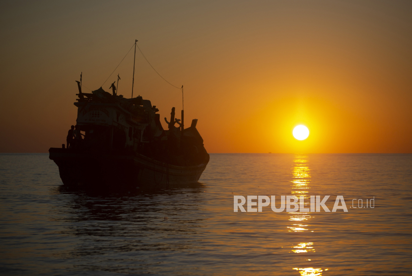 Ditolak Berlabuh, Imigran Rohingya di Perairan Aceh Selatan Bertahan di Kapal |Republika Online