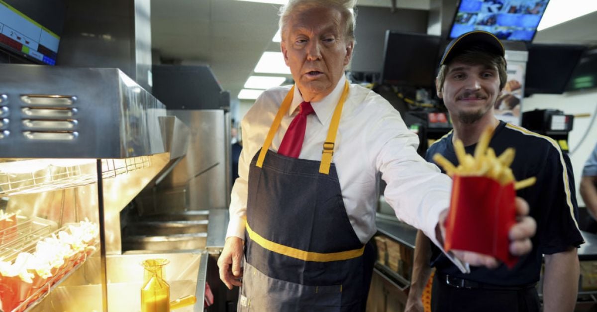 Donald Trump hands out fries and holds drive-thru news conference at McDonald’s | BreakingNews.ie