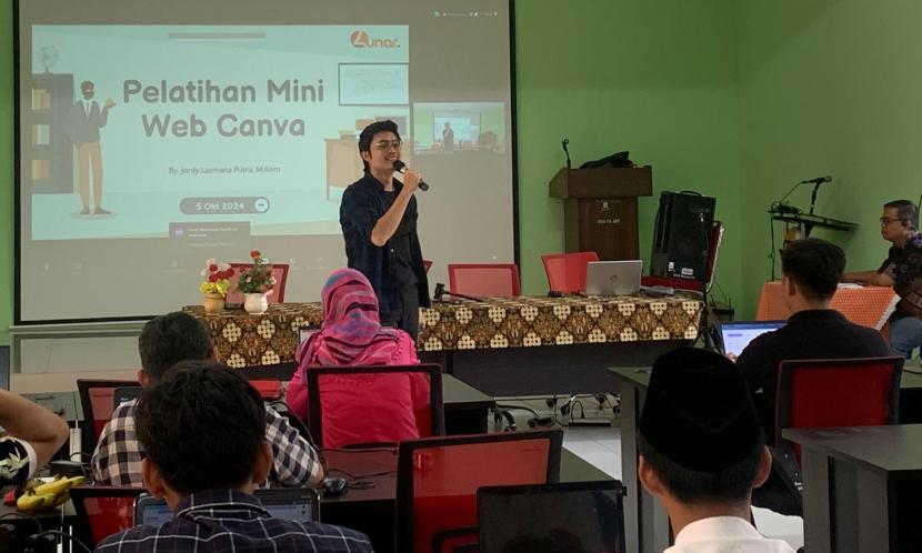 Dosen Universitas Nusa Mandiri Latih Guru Buat Web Tanpa Coding di Canva |Republika Online