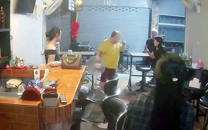 Dronken Nederlander wordt agressief bij ruzie om 130 baht in een bar in Udon Thani