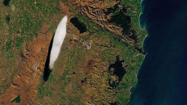 Earth from space: Bizarre ‘pet cloud’ reappears above its favorite spot in New Zealand