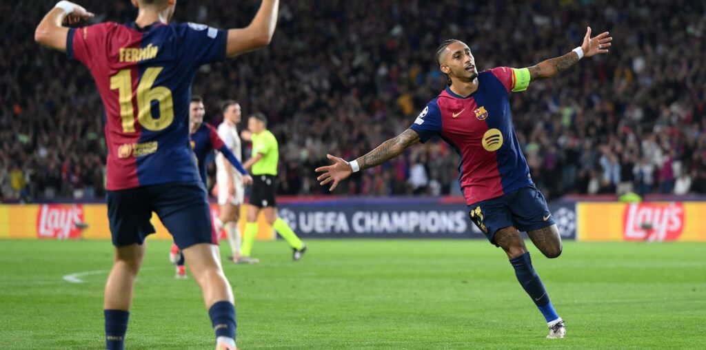 Raphinha celebra el tercer gol de su equipo durante el partido de la UEFA Champions League ante el Bayern Múnich en el Estadi Olímpic Lluis Companys este miércoles