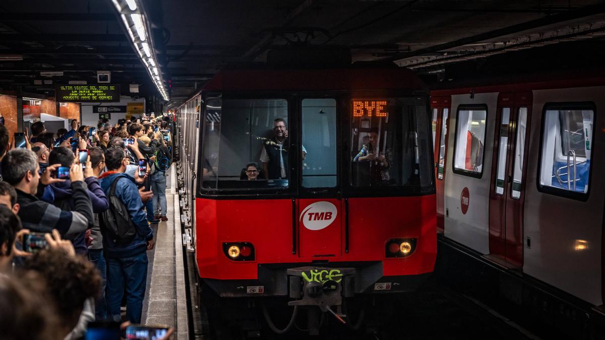 El último viaje del tren con amianto: la L1 se despide del último convoy en la red metropolitana