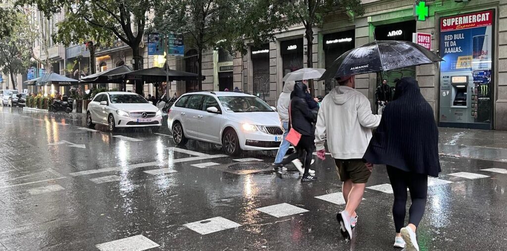 Paraguas abiertos en el Eixample de Barcelona, el sábado pasado.