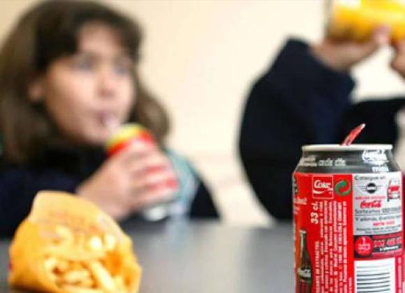 En México, 85% de infantes y adolescentes consumen regularmente bebidas azucaradas, advierten