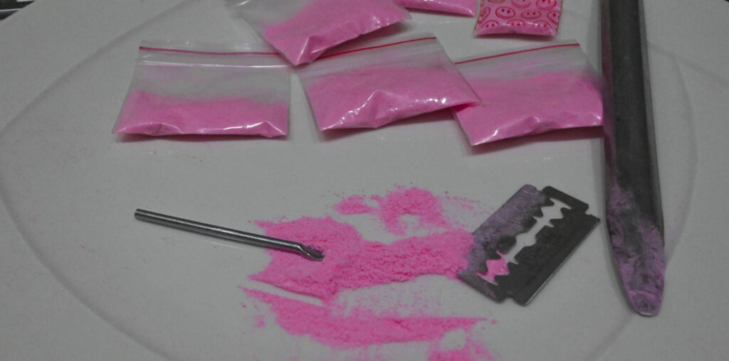 Entenda o que é a cocaína rosa, mistura de cetamina com ecstasy, metanfetamina e outras drogas