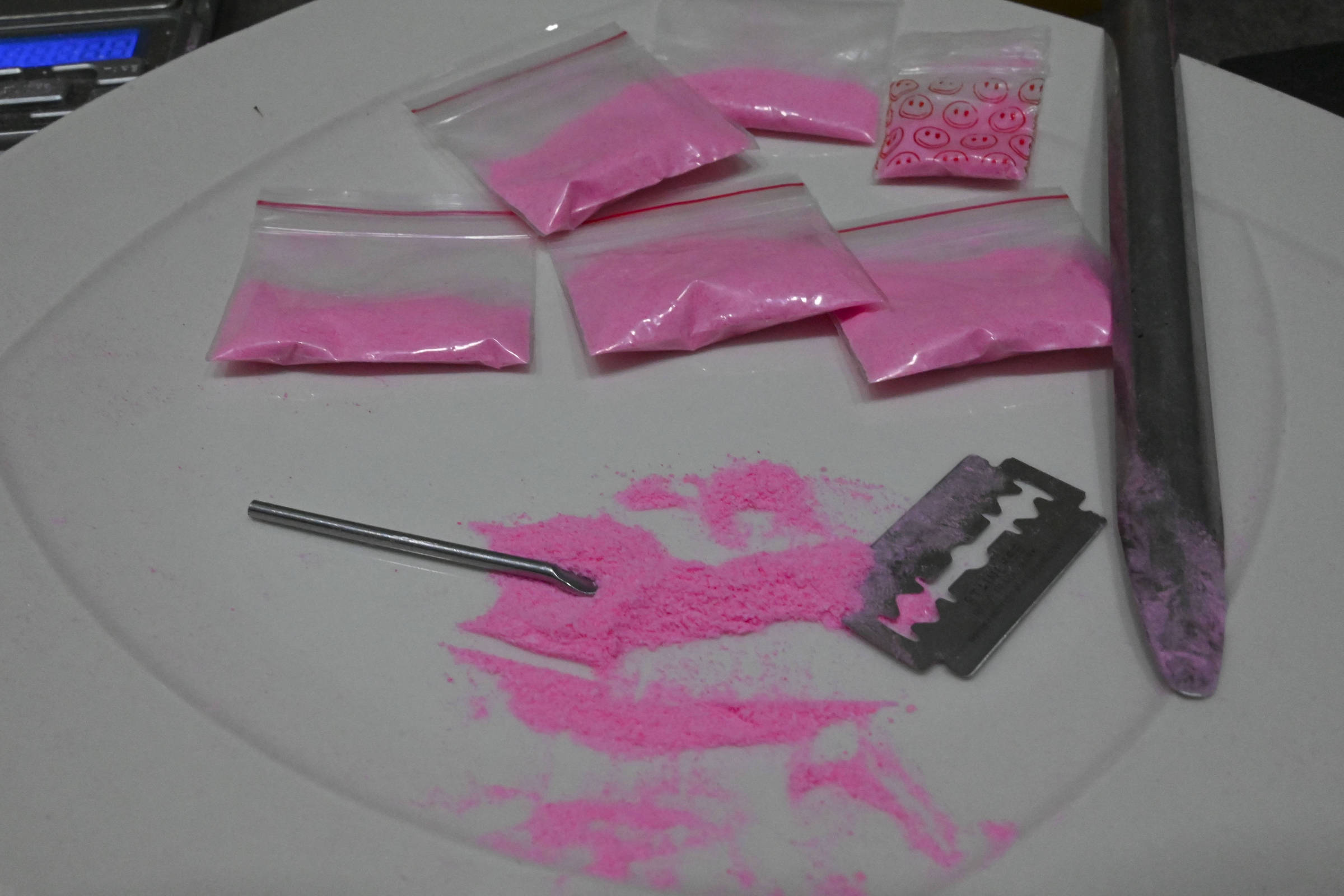 Entenda o que é a cocaína rosa, mistura de cetamina com ecstasy, metanfetamina e outras drogas