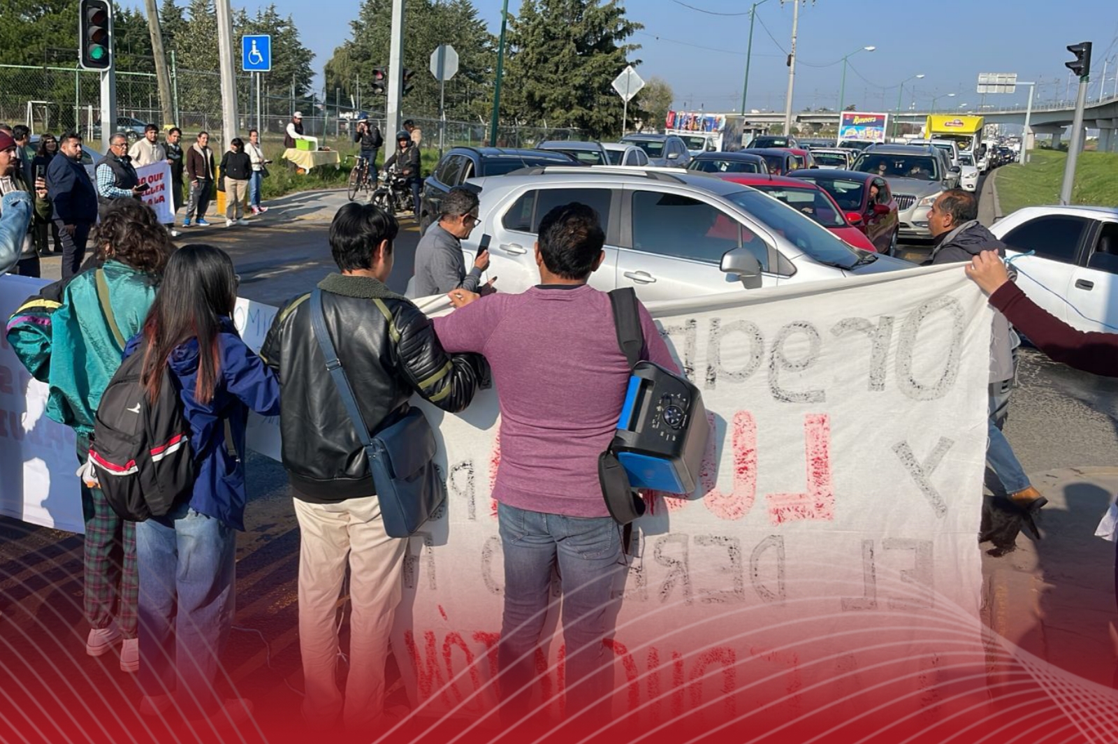 Estudiantes bloquean Las Torres, piden reparar baches