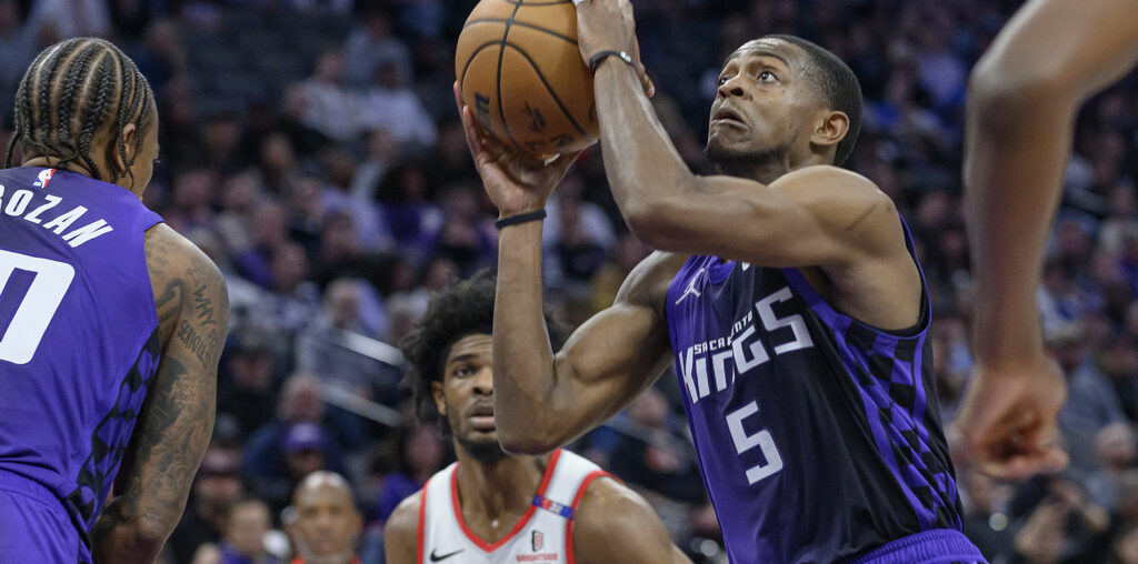 Fox shines, surpasses 10,000 career points as Kings roll past Trail Blazers