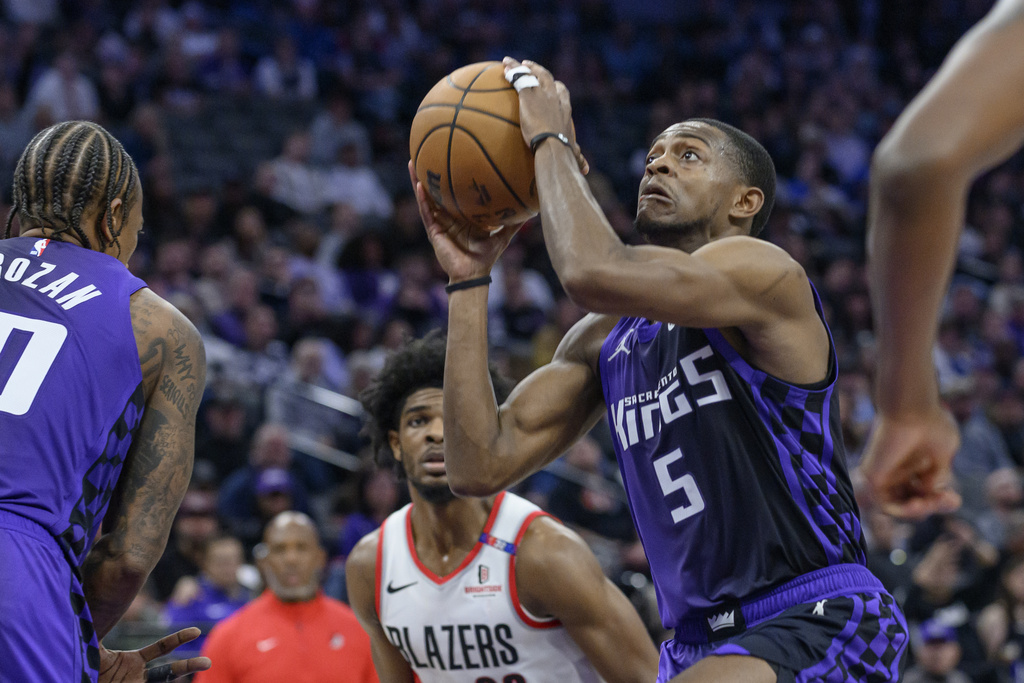 Fox shines, surpasses 10,000 career points as Kings roll past Trail Blazers