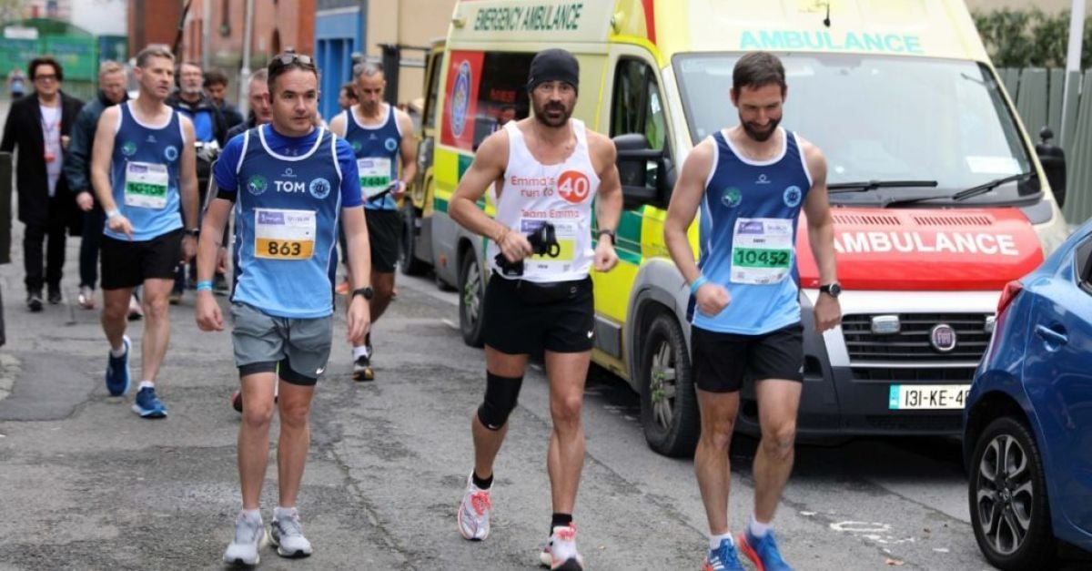 Gardaí switch to blue running vests to flank Colin Farrell in the Dublin Marathon | BreakingNews.ie