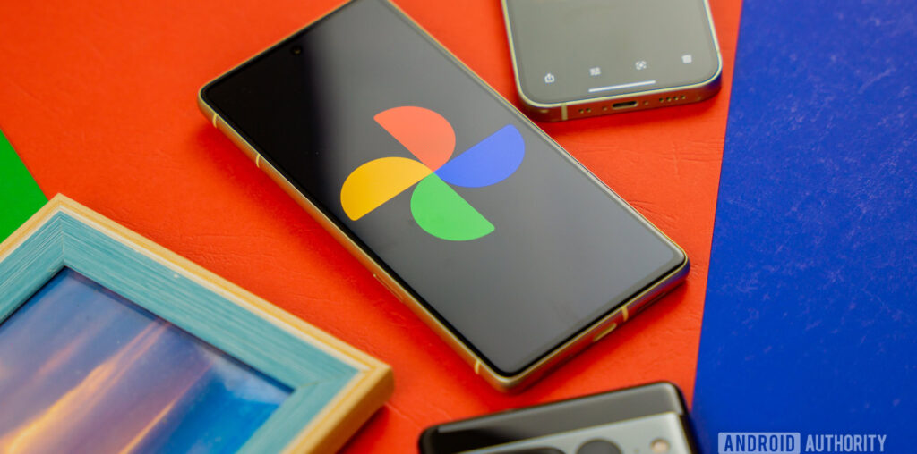 Google Photos logo on smartphone next to other devices and picture frame Stock photo 2