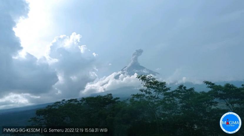 Gunung Semeru Kembali Erupsi, Muntahkan Abu Tebal |Republika Online