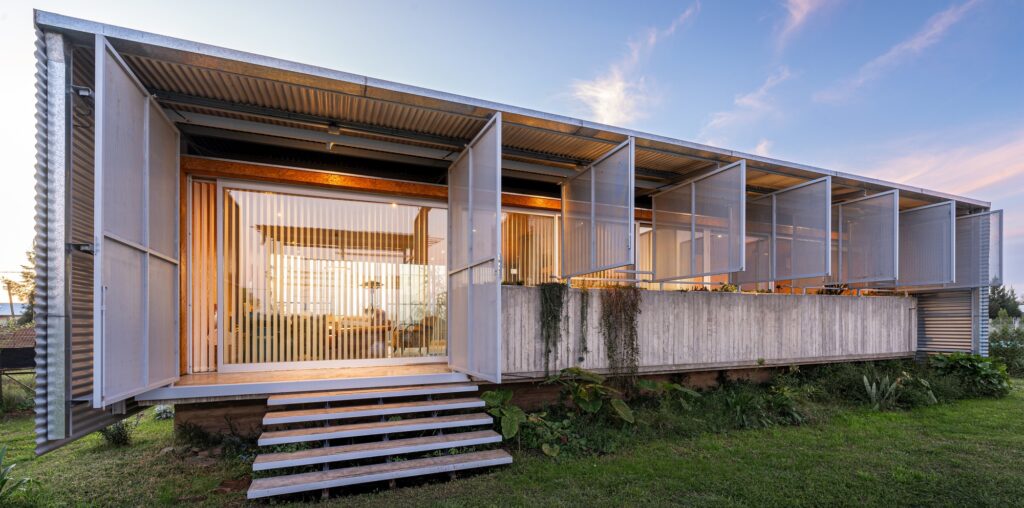 House in Las Golondrinas / Arquitecto Sebastián Miranda + Arquitecto Julián Ierace