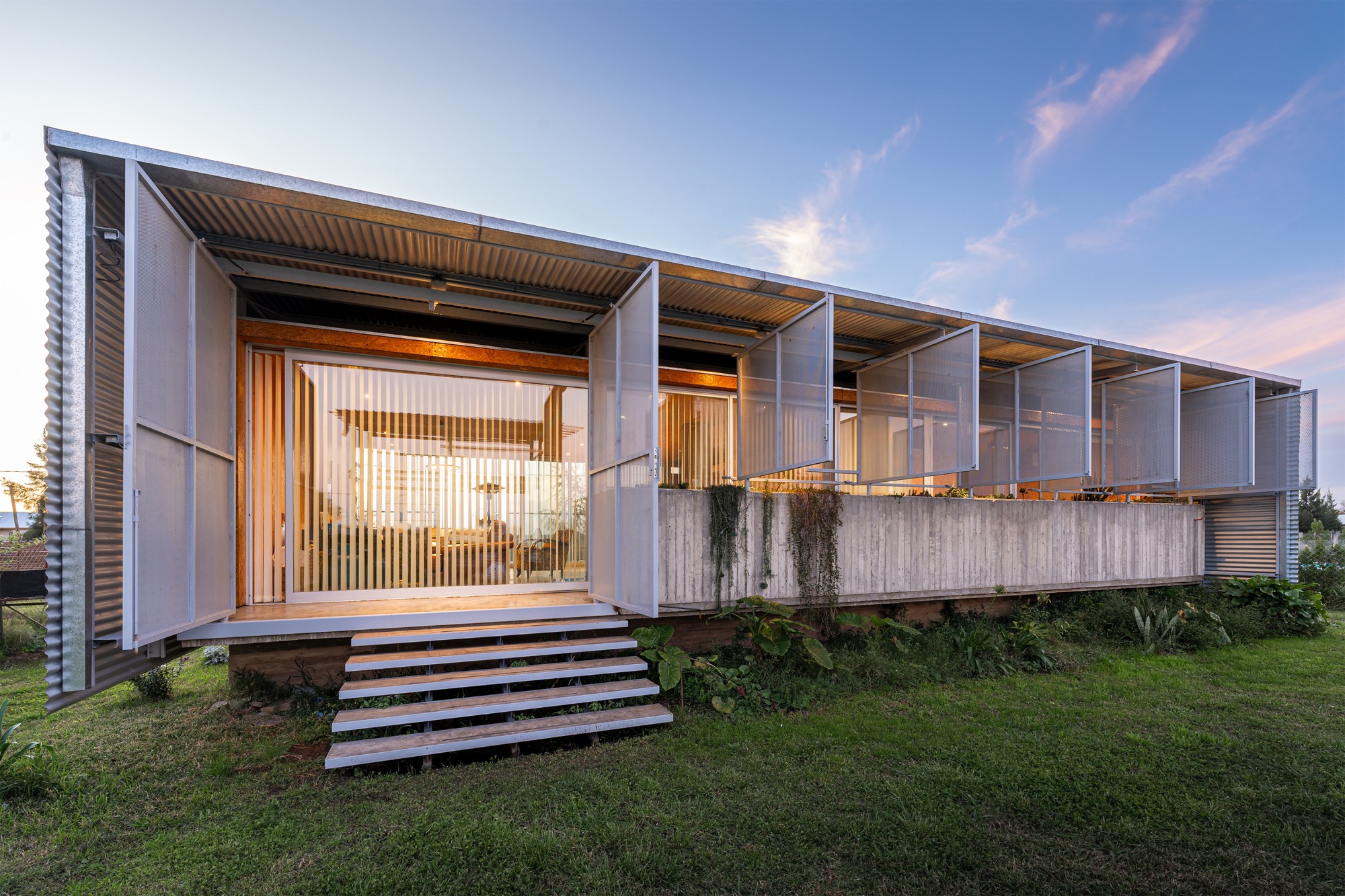 House in Las Golondrinas / Arquitecto Sebastián Miranda + Arquitecto Julián Ierace