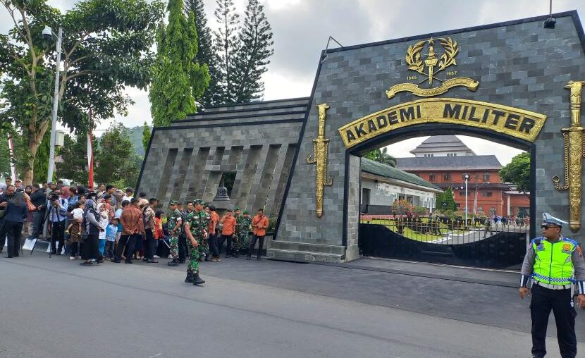 Photo and video: People are excited to see the return of President Prabowo Subianto and his staff from Akmil Magelang, Central Java, Sunday (27/10/2024). Since Sunday morning, people have gathered in front of Akmil Magelang gate.