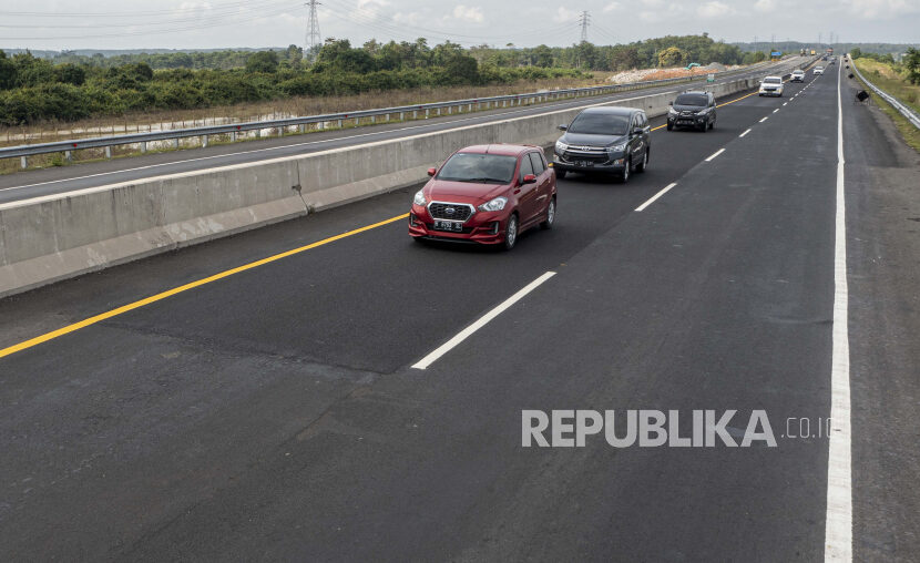 Sejumlah kendaraan pemudik melintas di Jalan Tol Trans Sumatera (JTTS) ruas Terbanggi Besar-Kayu Agung di Kabupaten Tulang Bawang, Lampung, Rabu (27/4/2022).