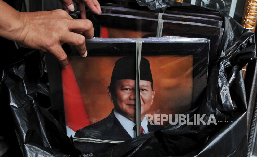 Calon pembeli memilah bingkai foto presiden dan wakil presiden terpilih Prabowo Subianto dan Gibran Rakabuming Raka di pasar Jatinegara, Jakarta, Sabtu (19/10/2024). Menurut pedagang, menjelang pelantikan presiden dan wakil presiden terpilih pada Ahad (20/10) besok, penjualan bingkai foto Prabowo dan Gibran mulai merangkak naik sebesar 10 persen dan diprediksi akan mengalami lonjakan permintaan usai secara resmi dilantik sebagai presiden dan wakil presiden Republik Indonesia. Penjualan bingkai foto tersebut dibanderol mulai Rp100 ribu hingga jutaan rupiah tergantung ukuran foto dan kualitas bingkai.