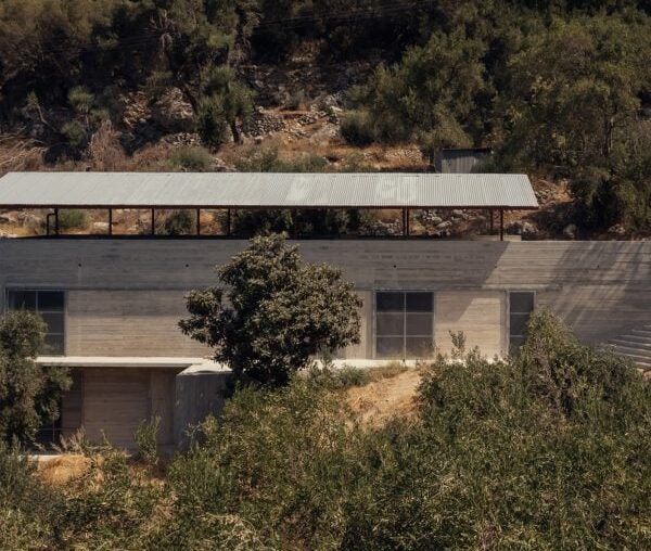 Invisible Studio completes "low key" rural retreat in Greek countryside