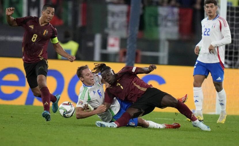 Pemain Italia Davide Frattesi (tengah kiri) berebut bola dengan pemain Belgia Jeremy Doku (tengah kanan) selama pertandingan sepak bola UEFA Nations League di Stadion Olimpico, Roma, Jumat (11/10/2024) dini hari WIB. Kedua tim bermain imbang 2-2.