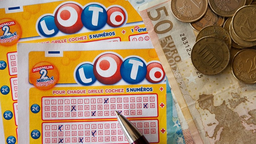 “J’ai explosé de joie” : de retour de vacances, il remporte 22 millions d’euros au Loto